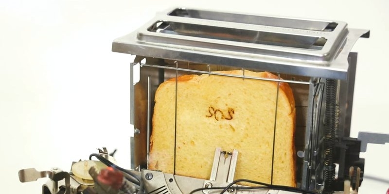 Studentka stworzyła maszynę do pisania na... chlebie