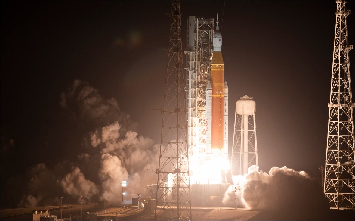 NASA Artemis: Rakieta SLS wystartowała. Człowiek wraca na Księżyc