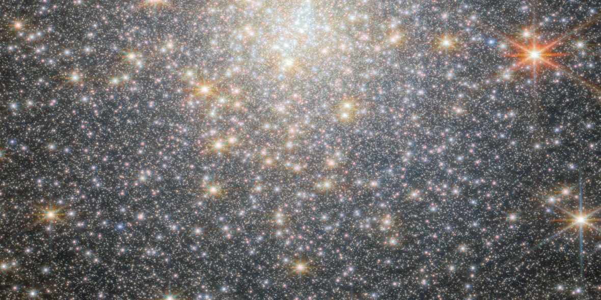 Ciekawa gromada kulista sfotografowana przez teleskop Webba