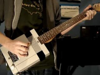 Ciekawostka: Gitara z&nbsp;NES-a [WIDEO]