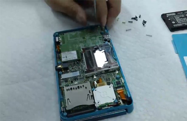 Nintendo 3DS: Tak wyglądają wnętrzności rewolucyjnej konsoli [WIDEO]