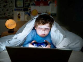 Grasz przed&nbsp;pójściem do&nbsp;łóżka? Będziesz miał problemy ze&nbsp;snem