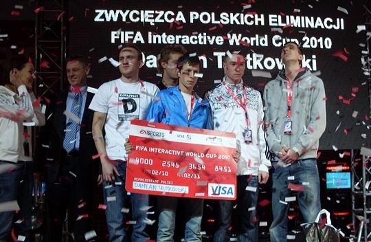 Maciej Dowbor, Wojtek Łozowski i Ania Bosak opowiadają o tym, jak grają w FIFĘ [WIDEO]