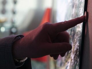 CES 2017: LG wchodzi na rynek tapet dla graczy i fanów filmów