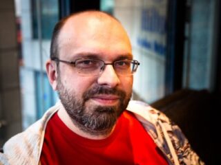 „Najlepsze dla twórcy są gry w połowie nieudane” – wywiad z Adrianem Chmielarzem