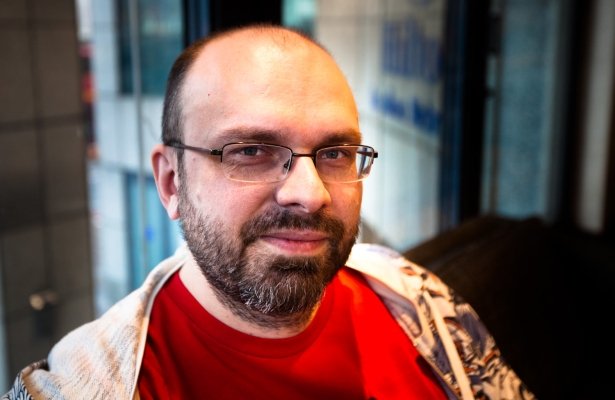 „Najlepsze dla twórcy są gry w połowie nieudane” – wywiad z Adrianem Chmielarzem