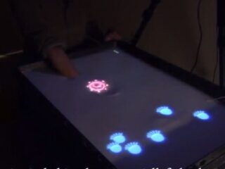 Co&nbsp;wyjdzie z&nbsp;połączenia Kinecta, projektora, lamp LED, głośników i&nbsp;inwencji Japończyków? Wodny ekran [WIDEO]