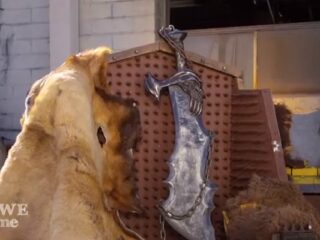 Miecz Kratosa w&nbsp;wersji prawdziwej. Da się nim nawet ciąć arbuzy [WIDEO]