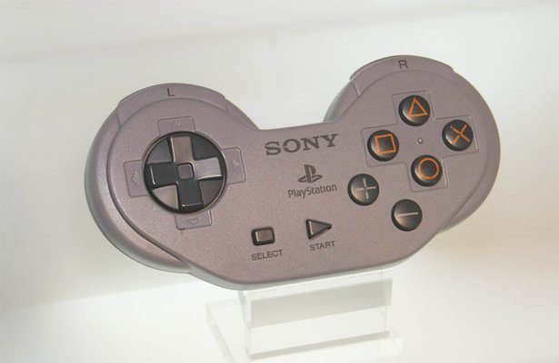 Prototypowe pady od pierwszego PlayStation… były brzydkie