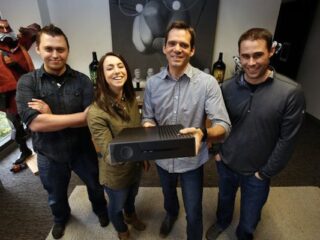 Wielka, czerwona kulka. Zdjęcia prototypowych Steamboksów i&nbsp;Steam Controllerów