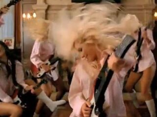 Największy playboy świata reklamuje Guitar Hero 5