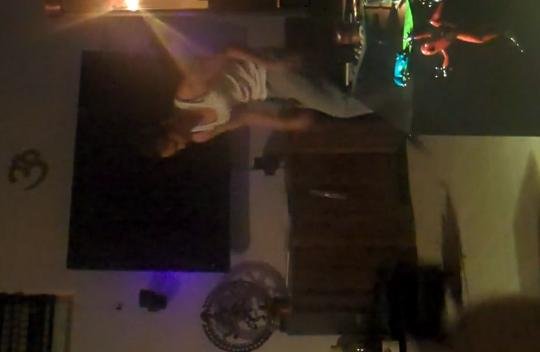 Filmik, którego tytuł trzeba zacytować w całości: „Hot Asian Girl Breaks PS3 with hammer !!!” [WIDEO]