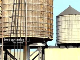 Red Dead Redemption: Jose Gonzalez gra „Far Away”. Na żywo! Na dachu!