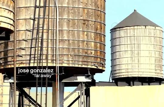 Red Dead Redemption: Jose Gonzalez gra „Far Away”. Na żywo! Na dachu!