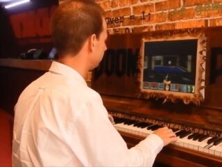 Pianino pozwalające grać w&nbsp;Dooma… od&nbsp;twórcy polskiego McPixela [WIDEO]