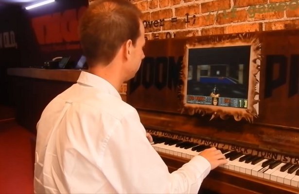 Pianino pozwalające grać w&nbsp;Dooma… od&nbsp;twórcy polskiego McPixela [WIDEO]