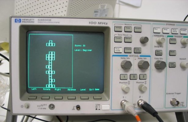 Jeśli świat wydaje się zbyt normalny, zagraj w Tetris na oscyloskopie