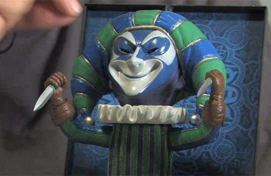 Assassin´s Creed: Brotherhood – unboxing amerykańskiej kolekcjonerki. Tej z pacynką [WIDEO]