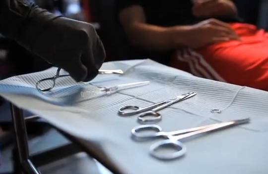 APB: All Points Bulletin i The Human Avatar – Piercing zrobiony, głosujemy na tatuaż [WIDEO]