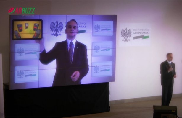Wicepremier Waldemar Pawlak bawi się Kinectem [WIDEO]