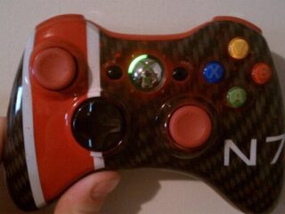 Mass Effect: Specjalny pad od&nbsp;X360 nawiązujący do&nbsp;serii stworzony przez&nbsp;fana