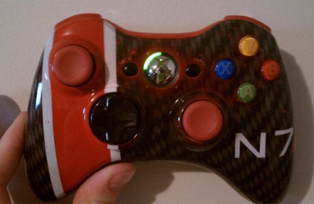 Mass Effect: Specjalny pad od X360 nawiązujący do serii stworzony przez fana