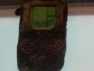 GameBoy, który&nbsp;przeżył Wojnę w&nbsp;Zatoce, wciąż działa [WIDEO]