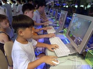 Korea Południowa walczy z&nbsp;uzależnieniem od&nbsp;MMO. Nieletni nie&nbsp;będą mogli grać po&nbsp;północy.