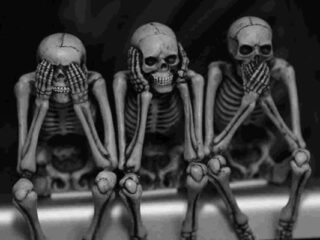 [Na marginesie] Mrok, zaklęcia, kasa, cięcia