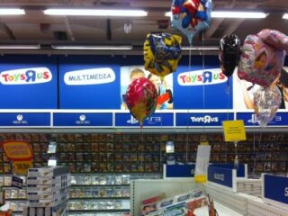 Toys R Us: Bezpieczeństwo dzieci na&nbsp;pierwszym miejscu, czyli Wiedźmin 2 dla najmłodszych