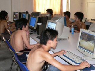 Chińskie więzienia wykorzystują osadzonych do… „farmienia golda”