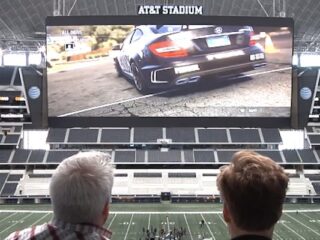 Conan O´Brien gra w&nbsp;gry na&nbsp;50-metrowym ekranie [WIDEO]