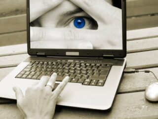 Internet na&nbsp;celowniku – publicystyka