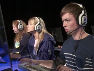 Video Game High School: Gdzie herosi PWNują, a&nbsp;nooby idą do&nbsp;domu [WIDEO]