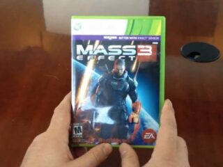 Mass Effect 3: BioWare ma&nbsp;już pudełka w&nbsp;rękach, pokazuje okładkę unisex [WIDEO]