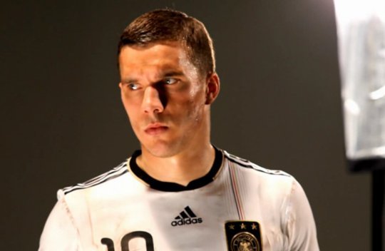 Pure Football – tylko u nas Lukas Podolski opowiada o grze i kulisach sesji zdjęciowej [WIDEO]