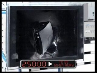 Sony promuje PS3 – rzucając konsolą w bardzo drogi telewizor…