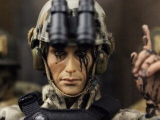 [Na marginesie] Straszy Mikkelsen z&nbsp;plastiku, na&nbsp;farmie zadań bez&nbsp;liku