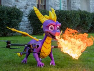 Spyro Reignited Trilogy: Ziejący ogniem dron Spyro niesie Snoop Doggowi egzemplarz gry przez całą Amerykę [WIDEO]