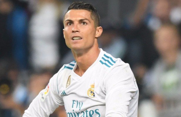 FIFA 18: Ronaldo (i inni) próbują powtórzyć manewr wprost z gry [WIDEO]