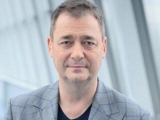 Jacek Rozenek odzyskał głos i&nbsp;wraca do&nbsp;zdrowia