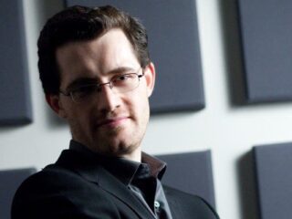 Każdy zyskałby na tym, gdyby po godzinach mógł usiąść do jakiegoś instrumentu i po prostu cokolwiek zagrać. [WYWIAD]