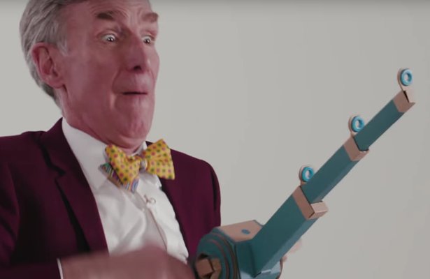 Nintendo Labo: „Amerykański naukowiec” Bill Nye bawi się kartonową wędką i gra na papierowym pianinie [WIDEO]