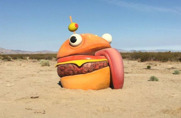 Fortnite: Kilkumetrowy burger z gry odnaleziony na kalifornijskiej pustyni
