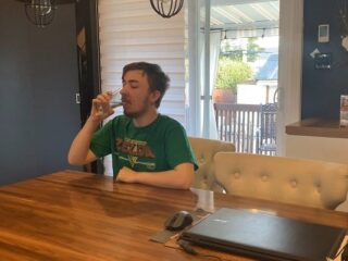 Developer wypije szklankę wody za&nbsp;każdą sprzedaną kopię gry