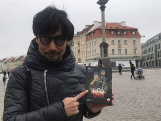 [Na marginesie] Hideo siedzi w&nbsp;Warszawie, nad&nbsp;grami myśli przy kawie