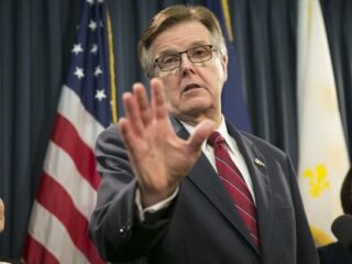 Amerykańscy politycy po&nbsp;strzelaninach w&nbsp;USA: „Przemysł gier wideo uczy młodych ludzi zabijać”