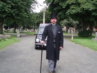 [Na marginesie] Życie okazję mi&nbsp;stwarza: karczmarzem będę z&nbsp;grabarza