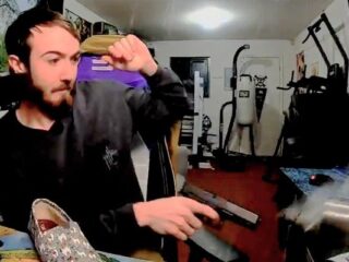 Streamer przypadkiem strzelił z&nbsp;broni będąc na&nbsp;wizji i&nbsp;został zbanowany z&nbsp;Twitcha