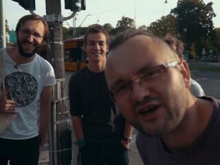 „Wszystko z&nbsp;nami w&nbsp;porządku”: Dokument o&nbsp;polskich twórcach niezależnych trafił na&nbsp;Steama [WIDEO]